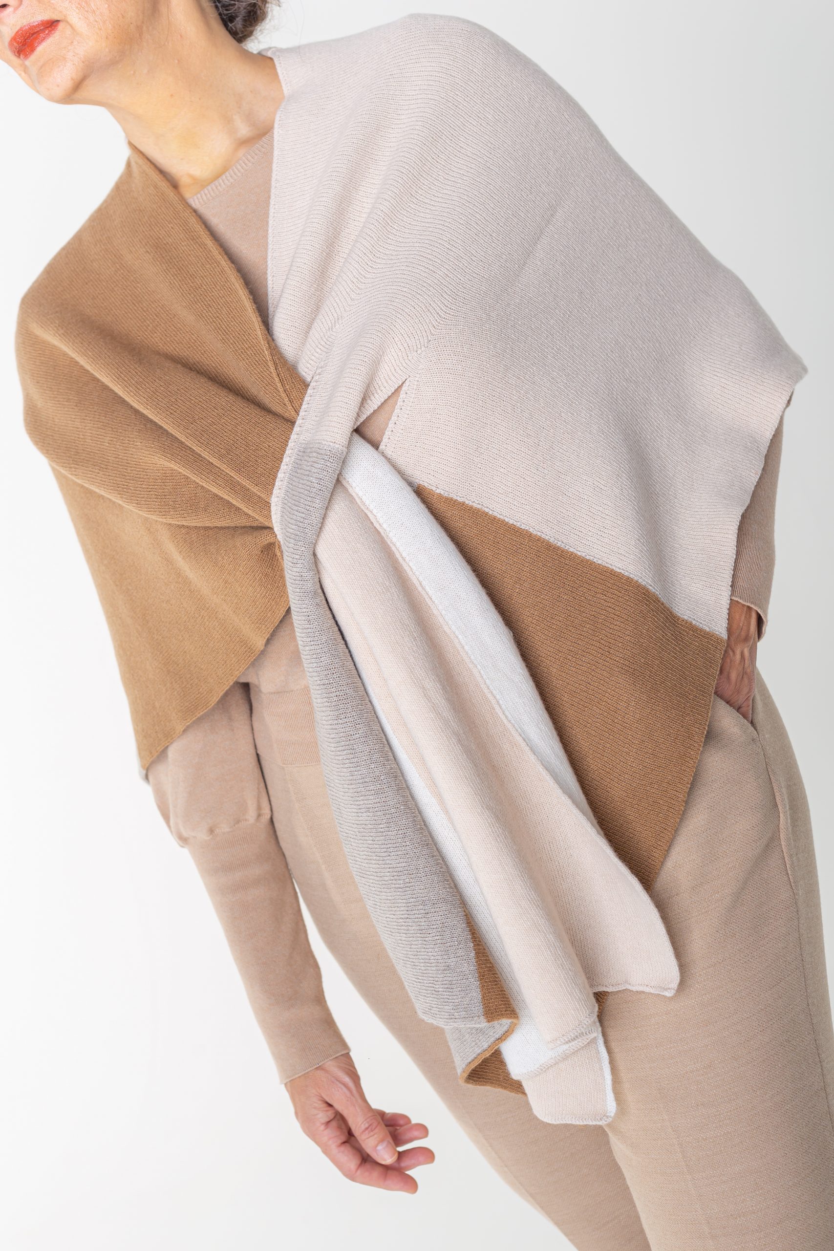 moeilijk Centraliseren Flash Omslagdoek geblokt in camel wolwit nude - Lynda Ann Exclusive Italian  knitwear