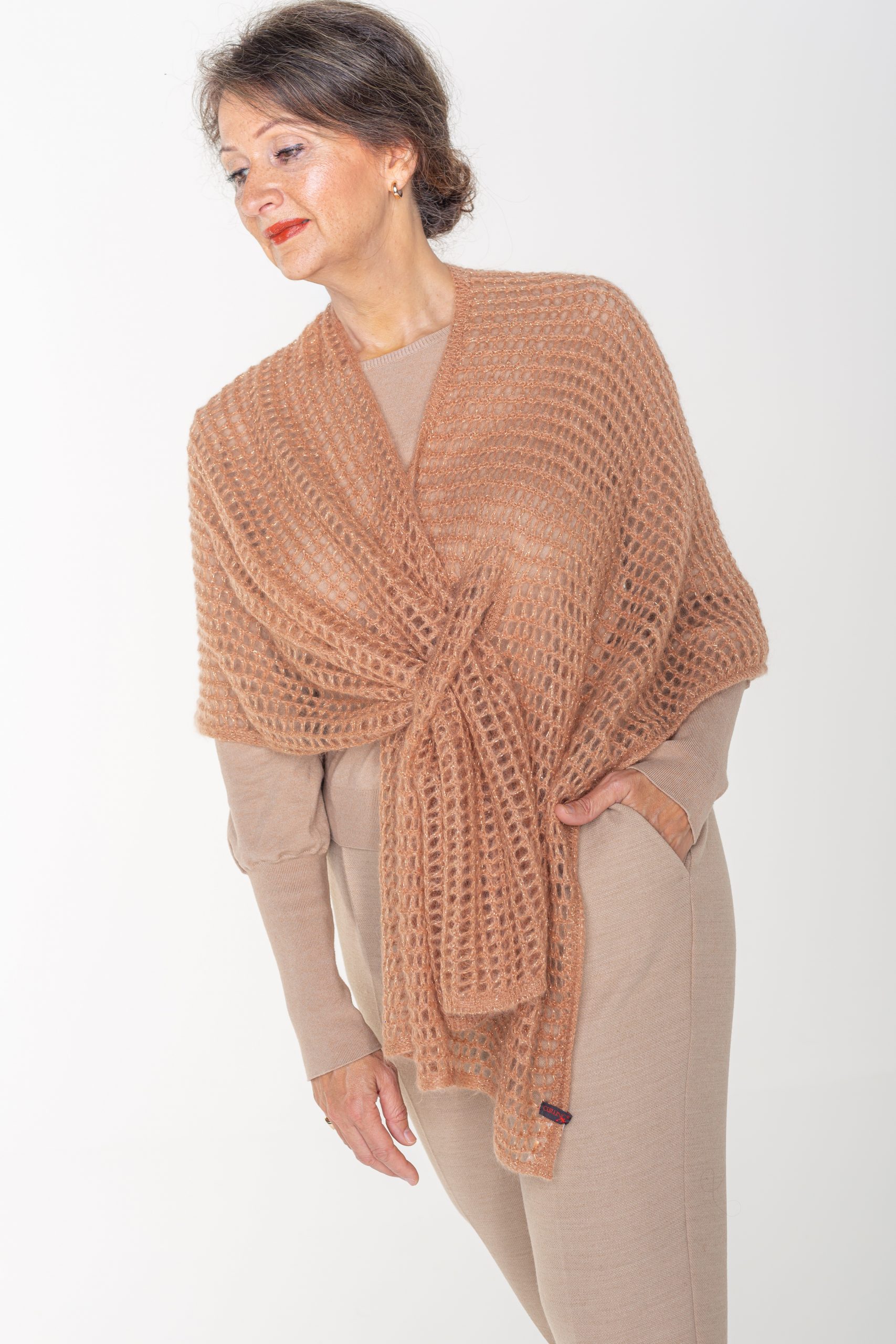 Moeras Illusie Afhankelijk Omslagdoek, opengewerkt mohair, cognac/camel, met gouddraad - Lynda Ann  Exclusive Italian knitwear