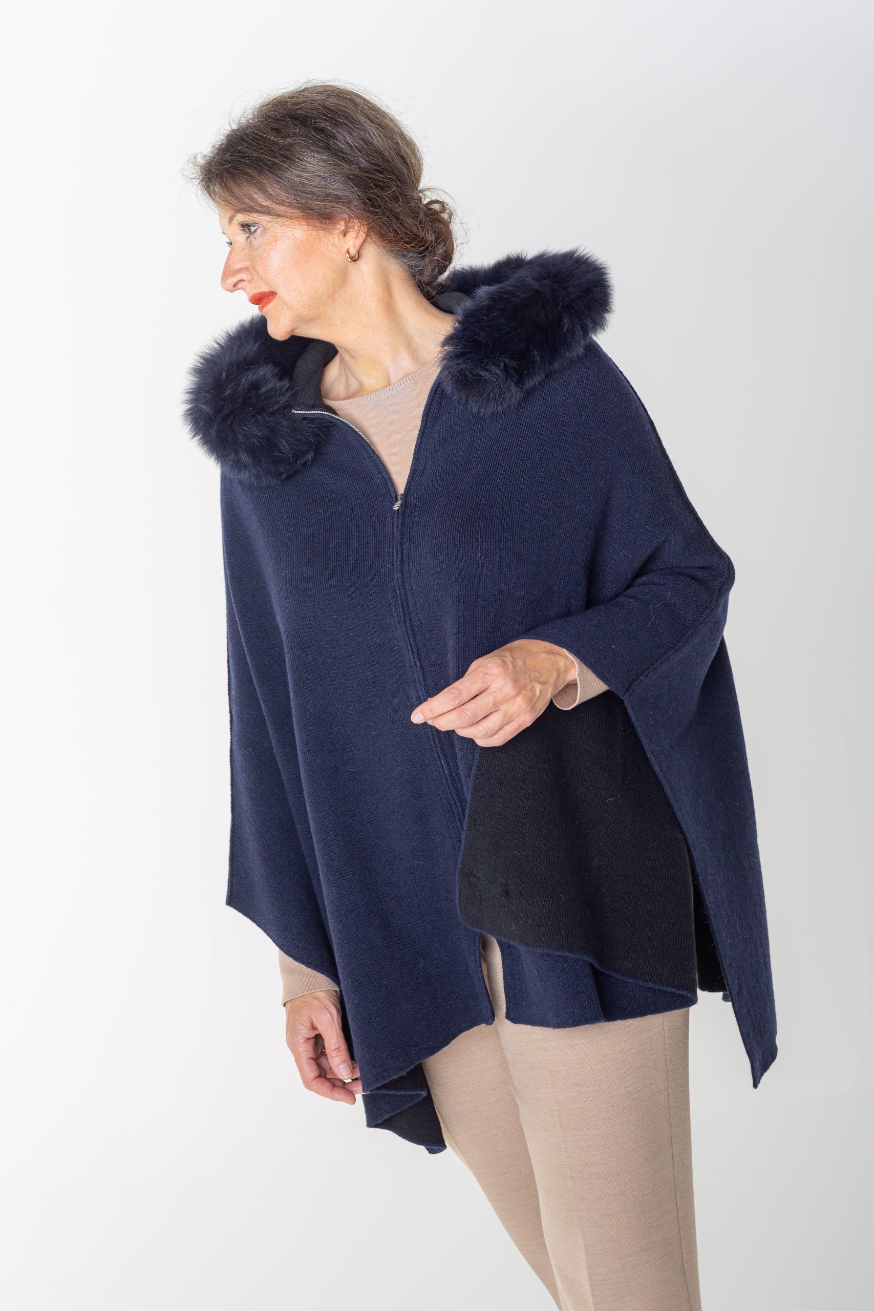 poncho met rits, donkerblauw zwart met bont - Lynda Ann Exclusive Italian knitwear