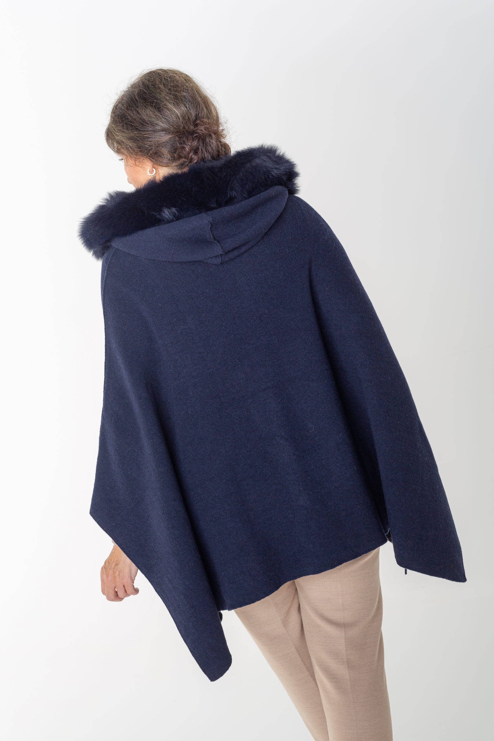 Manifesteren Snel Naleving van Luxe poncho met rits, donkerblauw zwart met bont - Lynda Ann Exclusive  Italian knitwear